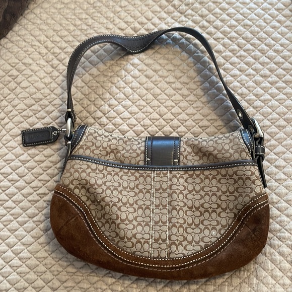 Brown Coach bag with belt buckle. - Picture 2 of 4